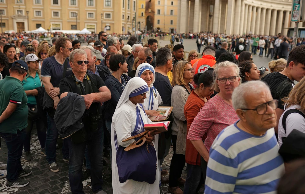 https://www.newsbeast.gr/image/s990x/webp/file/files/1/2025/04/pope7-1.jpg