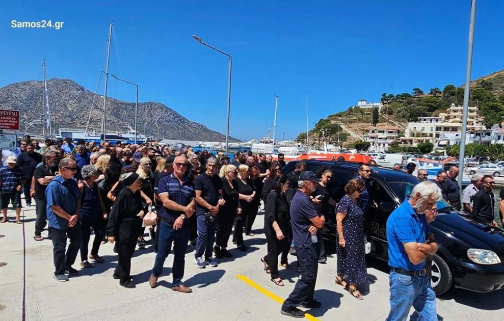 Με καπνογόνα και κόρνες πλοίων το αντίο στον δήμαρχο Φούρνων Κορσεών (vid) 10 fournoi10