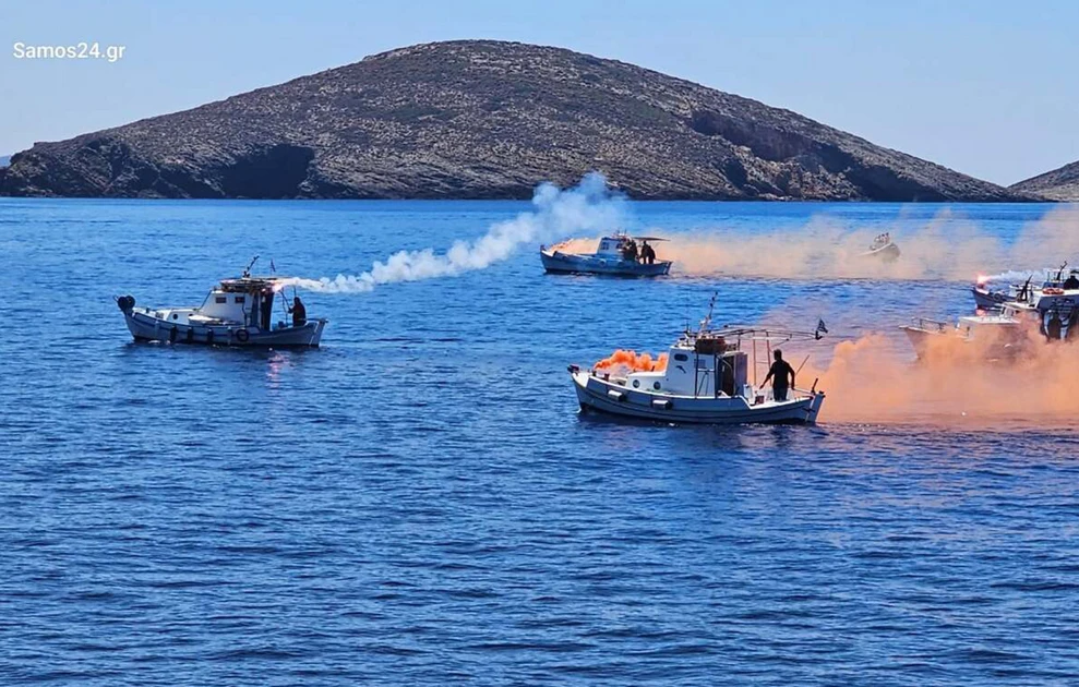 Με καπνογόνα και κόρνες πλοίων το αντίο στον δήμαρχο Φούρνων Κορσεών (vid) 7 fournoi3