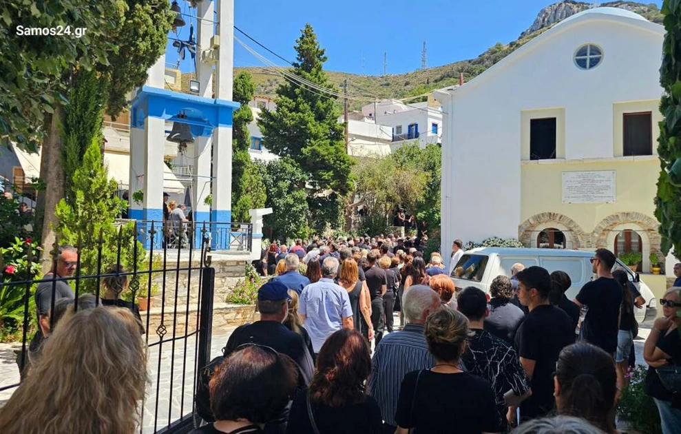 Με καπνογόνα και κόρνες πλοίων το αντίο στον δήμαρχο Φούρνων Κορσεών (vid) 8 fournoi5